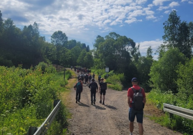 Uczniowie na bieszczadzkim szlaku.